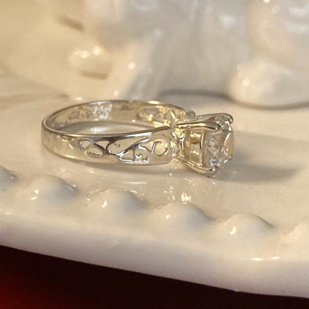 Round solitaire ring - Picture 8 of 12